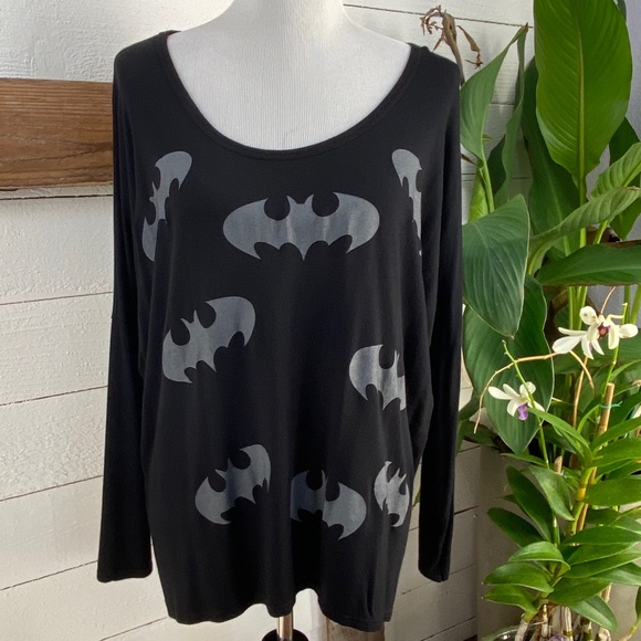 Style ❤️ Tops - 🌺Batman Graphic Tee by Style PreLoved